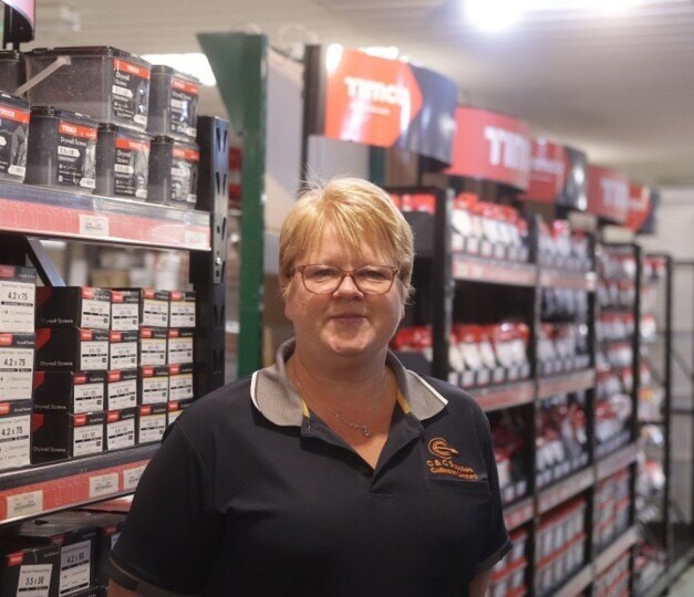 C&C Supplies 门店经理站在 TIMCO 产品货架前